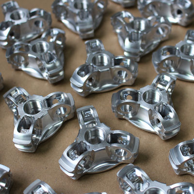 De aangepaste CNC de Zijdeonderzoek van Aluminiumdelen het Schilderen Oppervlakte eindigt