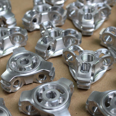 De aangepaste Mechanische CNC Aluminiumdelen die de Oppervlakte van het Zijdeonderzoek zandstralen eindigen