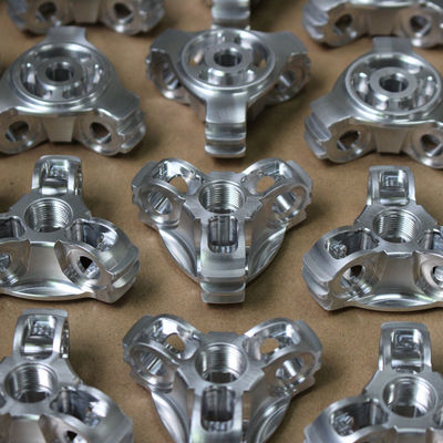 De aangepaste Mechanische CNC Aluminiumdelen die de Oppervlakte van het Zijdeonderzoek zandstralen eindigen
