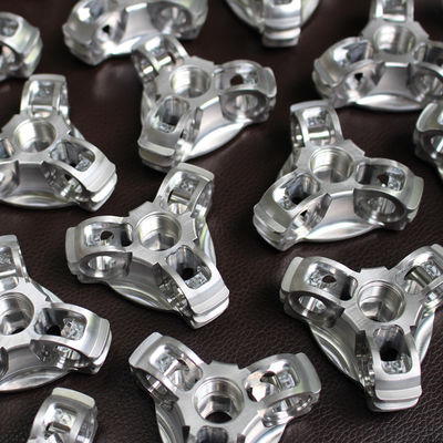 Hoge Precisie eindigen de Gemalen CNC Aluminiumdelen die het Anodiseren Zilveren Oppervlakte zandstralen